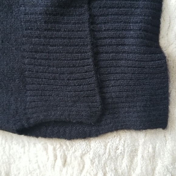 Top col V SLEEVLESS - Picture 7 of 8